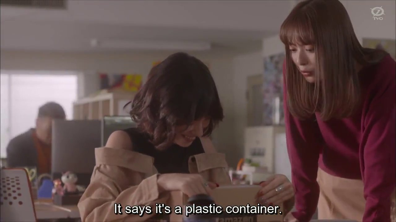 Momoe: It says it's a plastic container.